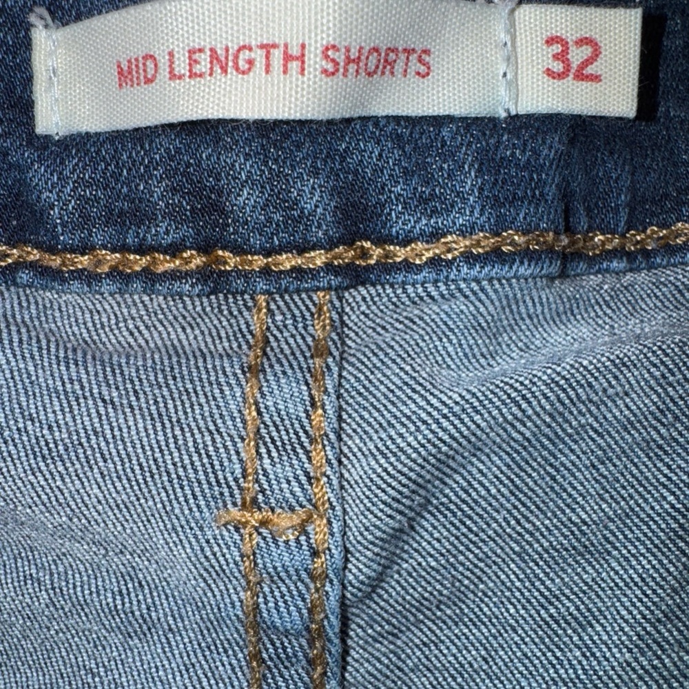 Levi’s Woman’s Mid Length Denim Shorts - Picture 4 of 6
